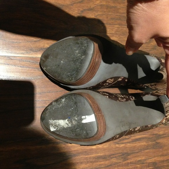 BCBG MAX AZRIA bronze python print Shoes Sz 7 - Picture 3 of 3