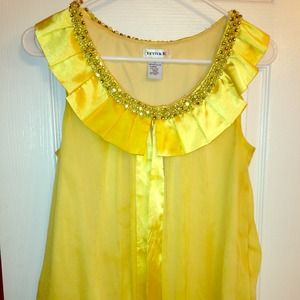 This flouncy ray of sunshine is an eye catcher!