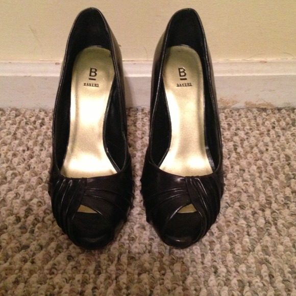 Bakers black leather pump