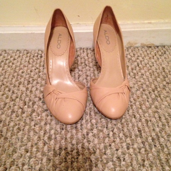 ALDO beige leather pump