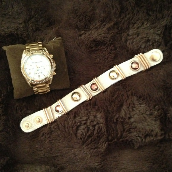 Cute leather band bracelet!