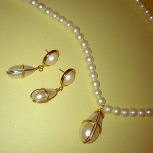 Faux pearl necklace and earring set