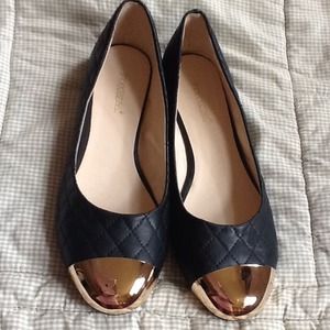 🚫SOLD🚫Black quilted shoedazzle flats w/gold cap