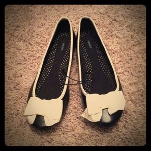 NWOT-Black w/ white trim flats