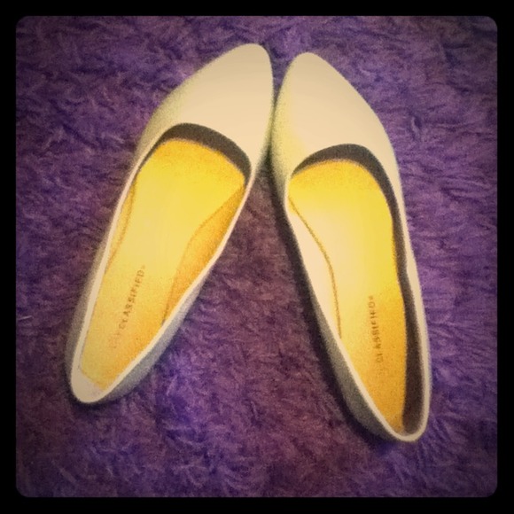 Nude pointed flats size 9 NEVER worn!