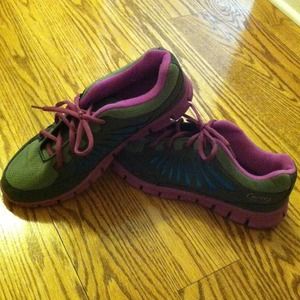 Avon Curves running shoes NWOT