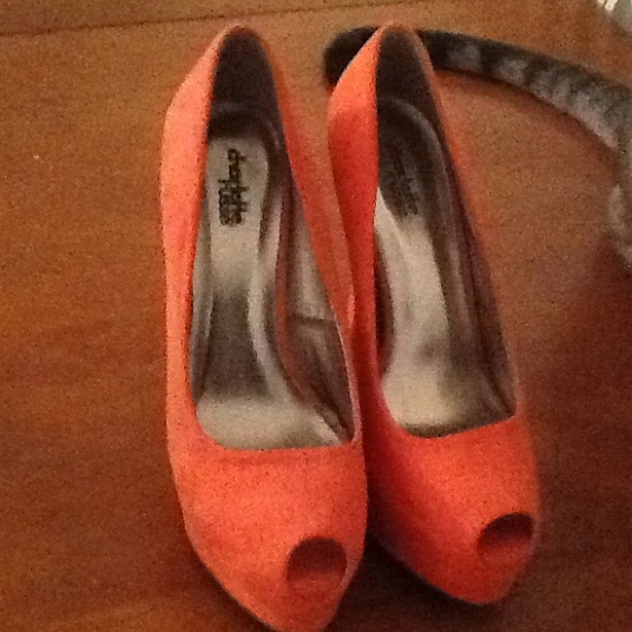 orange heels - Picture 3 of 4