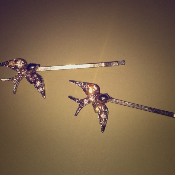 Gold bird bobby pin set