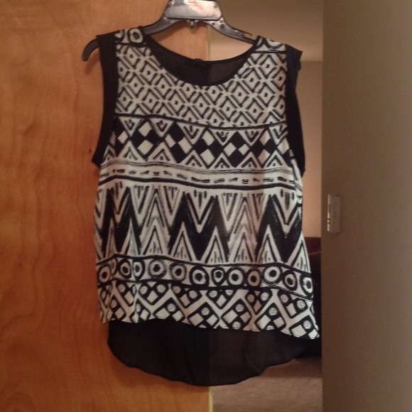 🎉SOLD🎉BNWT black and white high-low top