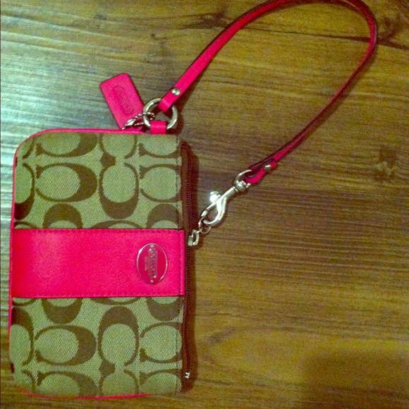 *SOLD*. COACH Wristlet. 🎀Never used.🎀