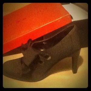 Cute bow heels NEVER WORN/ BRAND NEW