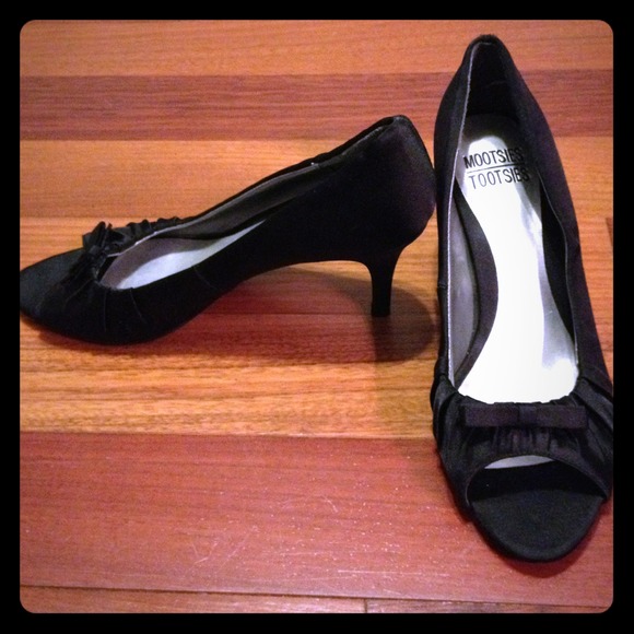 Peep toe satin black heels!