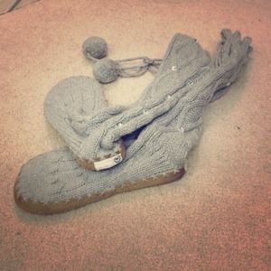 Victoria's Secret PINK Gray mukluk's size 7/8