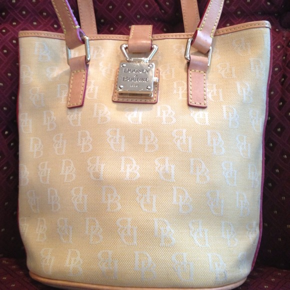 💝🎉HOST PICK🎉💝A great Dooney and Bourke Bag. - Picture 1 of 4