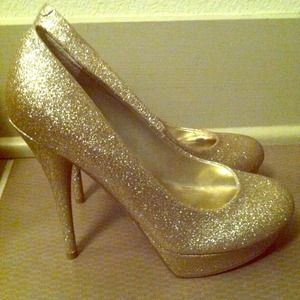 SOLD! Gold sparkly Guess pumps!