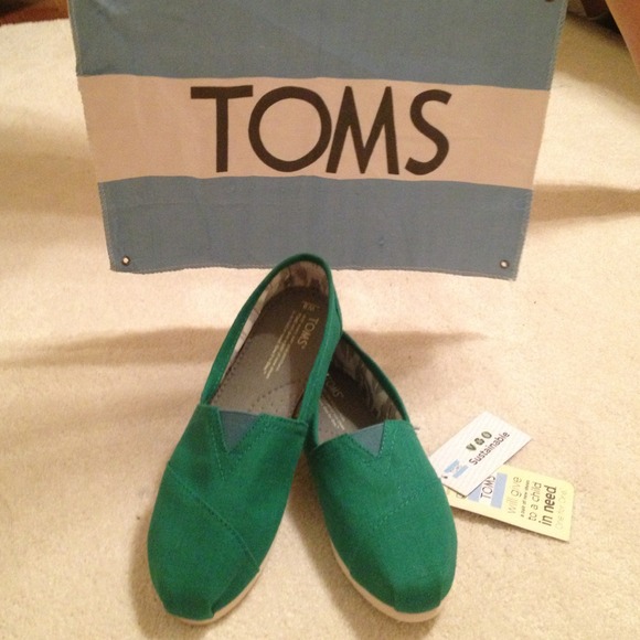 Earthwise Green Toms! NWT!