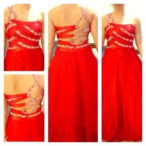 Beautiful red dress!!