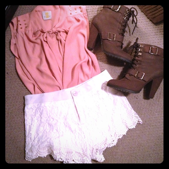 ❌On hold!!❌ Cream lace shorts! 💗