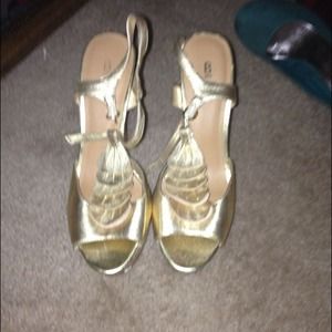 7 1/2 gold sandal from bakers only wore once