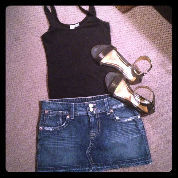 Distressed Hudson jean skirt 💗