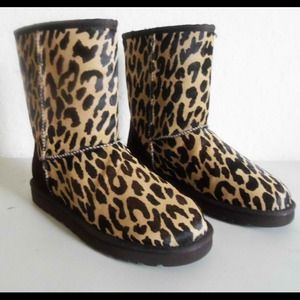 Authentic uggs euc size 9 leopard