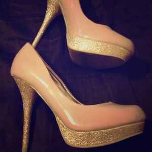 Price ✂Steve Madden nude and gold sparkle heels
