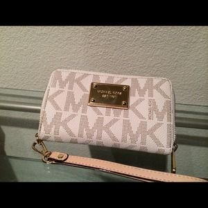 ❌SOLD @kimmoore❌MK Jet Set Vanilla phone Wristlet