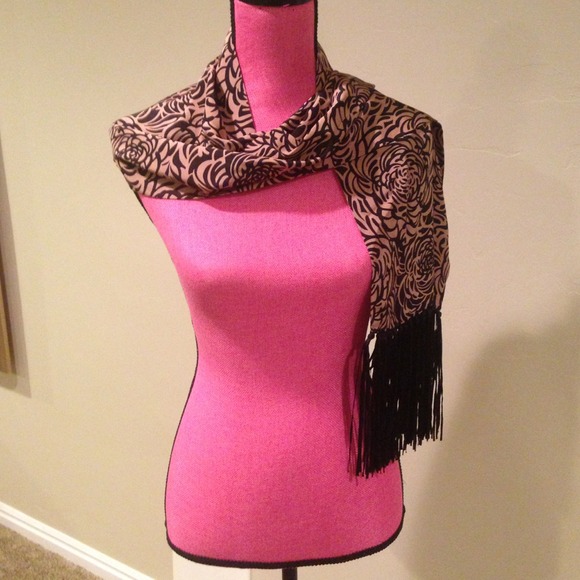 💥Reduced again!💥Lovely Black & Tan fringed scarf - Picture 2 of 4