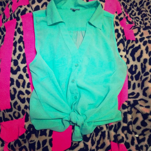 BUNDLED! 1 highwaisted 4 button ups