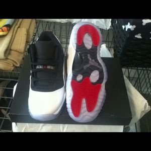 Low 11s black/white size 5.5Y