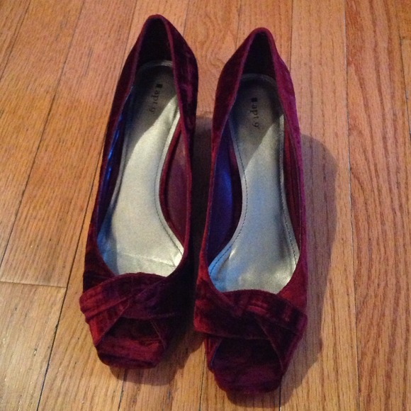 🔴🔴SOLD🔴🔴Red Velvet Peep Toe Shoes - Picture 3 of 4