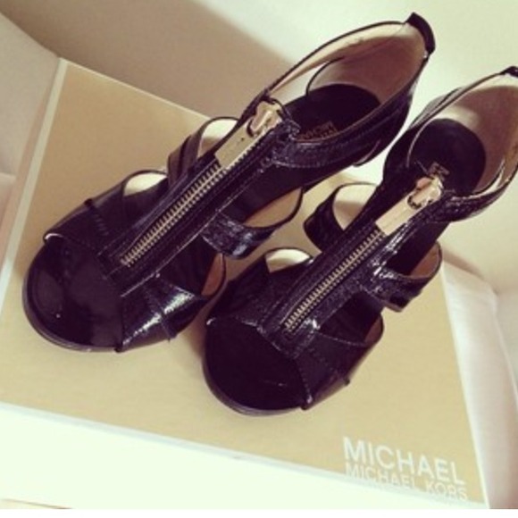 MICHAEL KORS ROCK' N ROLL BERKLEY T-STRAP SANDALS! - Picture 2 of 4