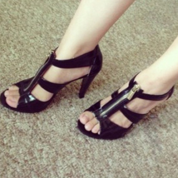 MICHAEL KORS ROCK' N ROLL BERKLEY T-STRAP SANDALS! - Picture 3 of 4