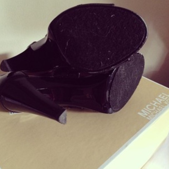 MICHAEL KORS ROCK' N ROLL BERKLEY T-STRAP SANDALS! - Picture 4 of 4