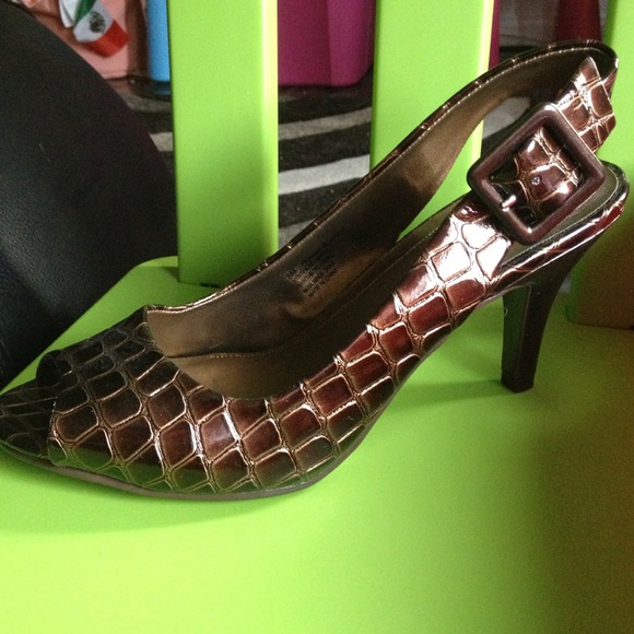 Reaction Kenneth Cole Brown w/ buckle