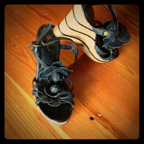 Funky daisy wedges