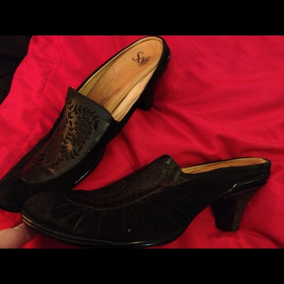 Black clogs/mules with embossed detail