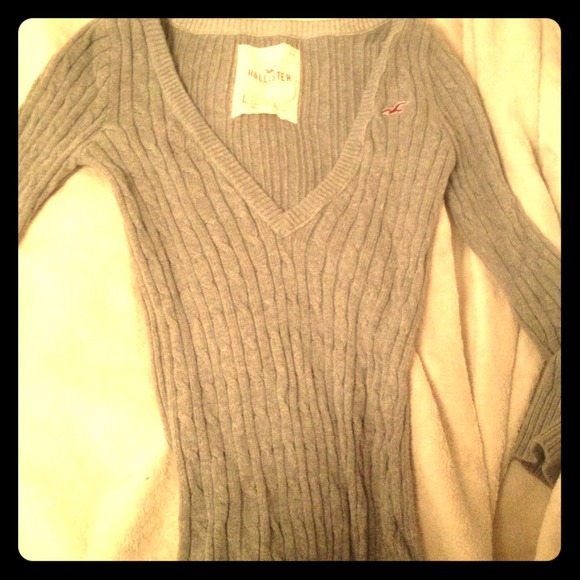 BUNDLED! Grey Hollister Sweater!!