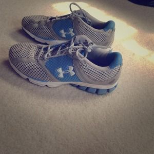 ⛄️⛄️Under armour shoes.