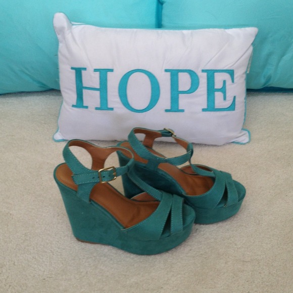 HOLD! Gorgeous teal/seafoam green Heels!