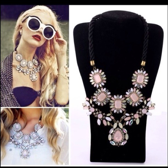 Jewelry - Pink crystal statement necklace