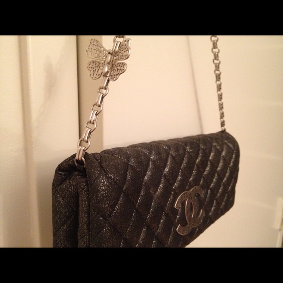 CHANEL limited edition w/ butterfly chain - Picture 2 of 3