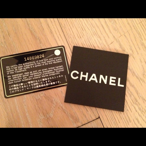 CHANEL limited edition w/ butterfly chain - Picture 3 of 3