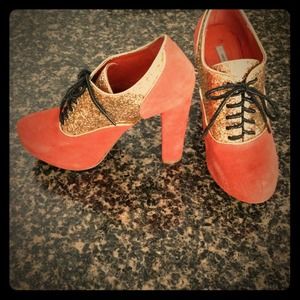 REDUCED Urban Outfitters coral/gold size 7