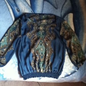 I'm selling a very beautiful shirt