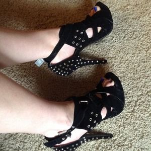 Reduced! 9.5 Strappy black velvet heels!