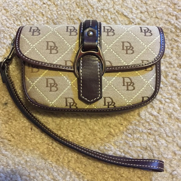 Dooney Wristlet (Brown)