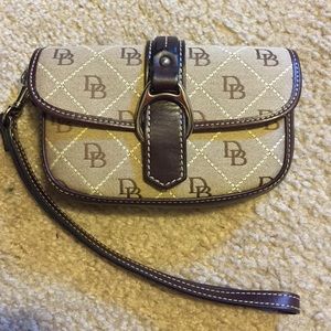 Dooney Wristlet (Brown)