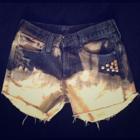 Studded and dip bleached short shorts