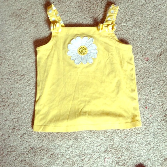 Cute yellow flower shirt.